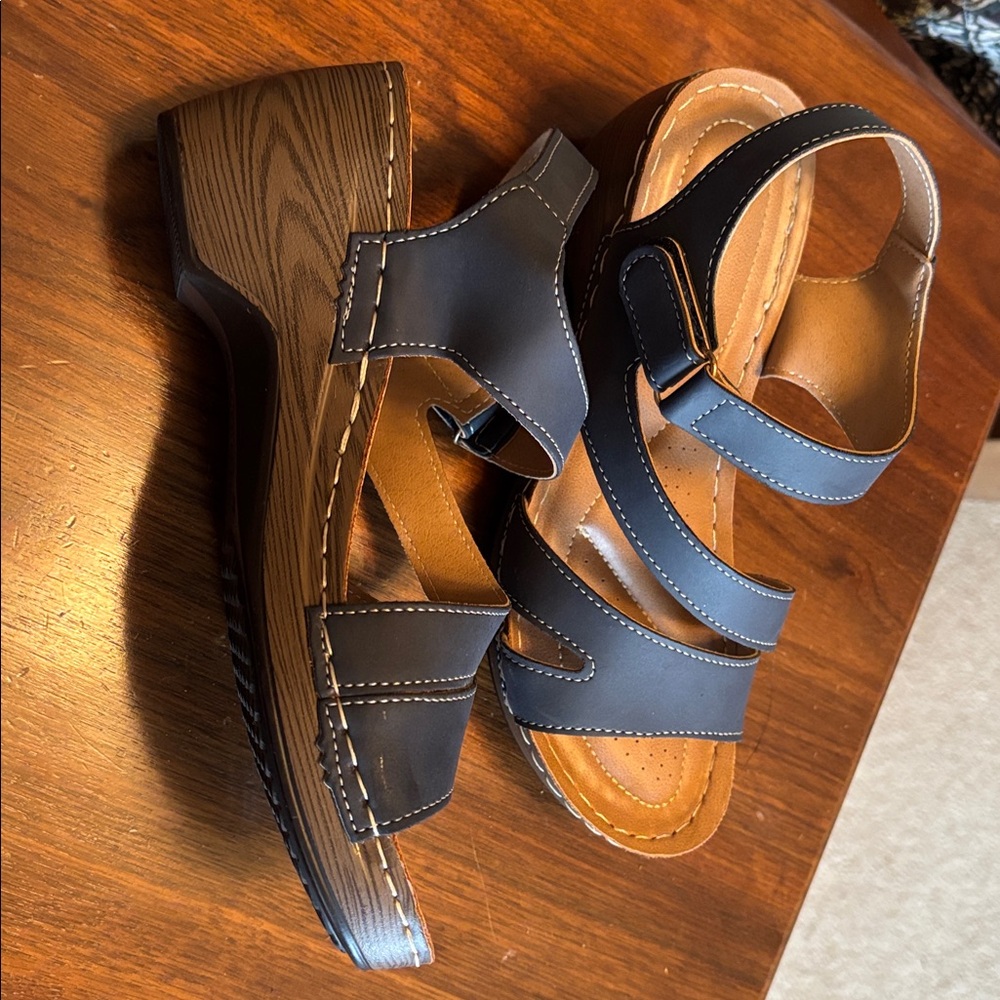 Dark blue heeled sandals.
